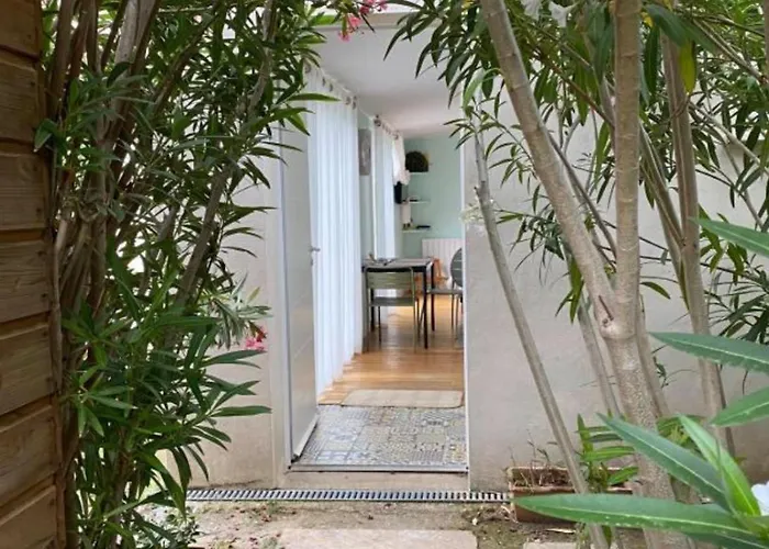 Chambre studio indépendante au calme vue sur piscine